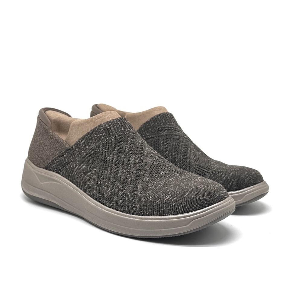 Bzees Triumph Slip-On Knit Stretch Sneakers Size 7 W